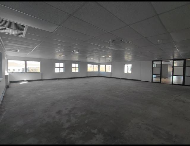 1,014M² OFFICE TO LET IN BRYANSTON
